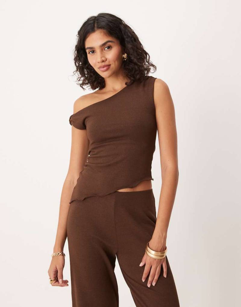 ASOS DESIGN - Asymmetrisch geschnittenes, schulterfreies Oberteil im Stricklook in Dunkelbraun, Kombiteil von ASOS DESIGN