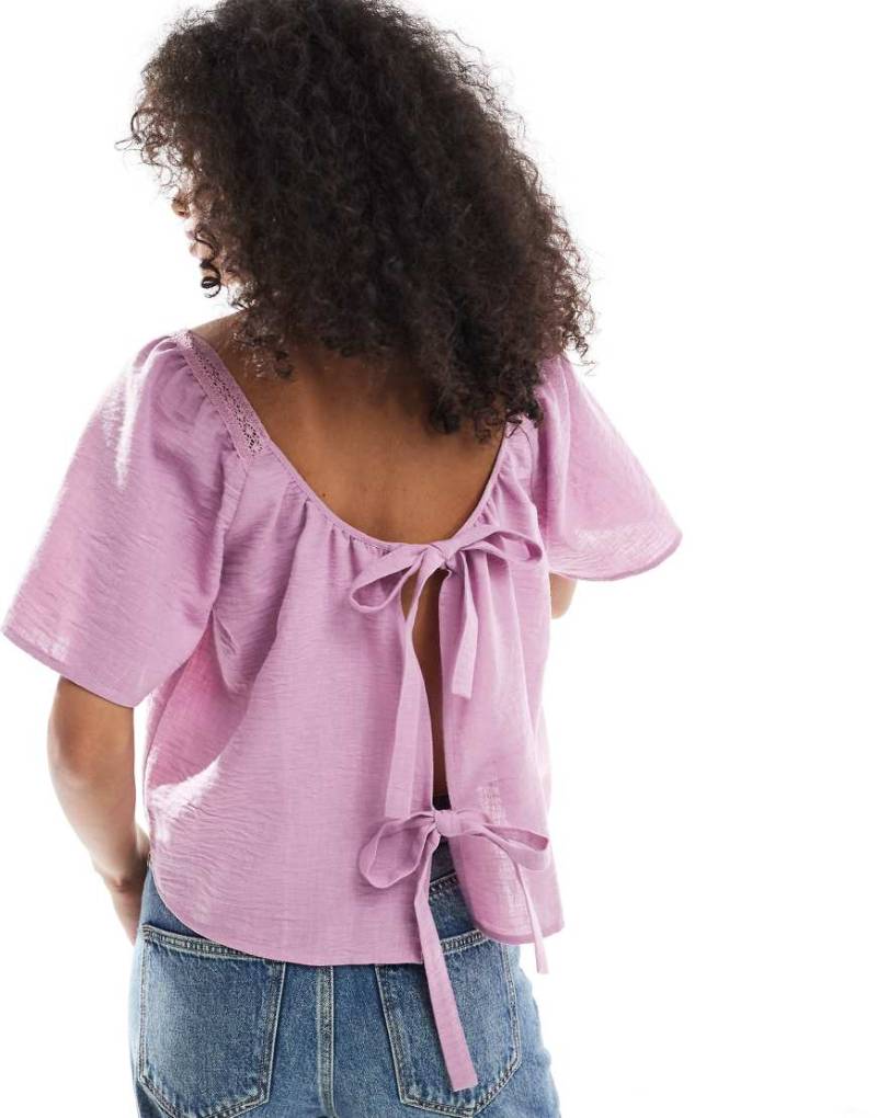 ASOS DESIGN - Oberteil in Flieder mit Spitzeneinsatz, eckigem Ausschnitt und Bindedetail am Rücken-Lila von ASOS DESIGN