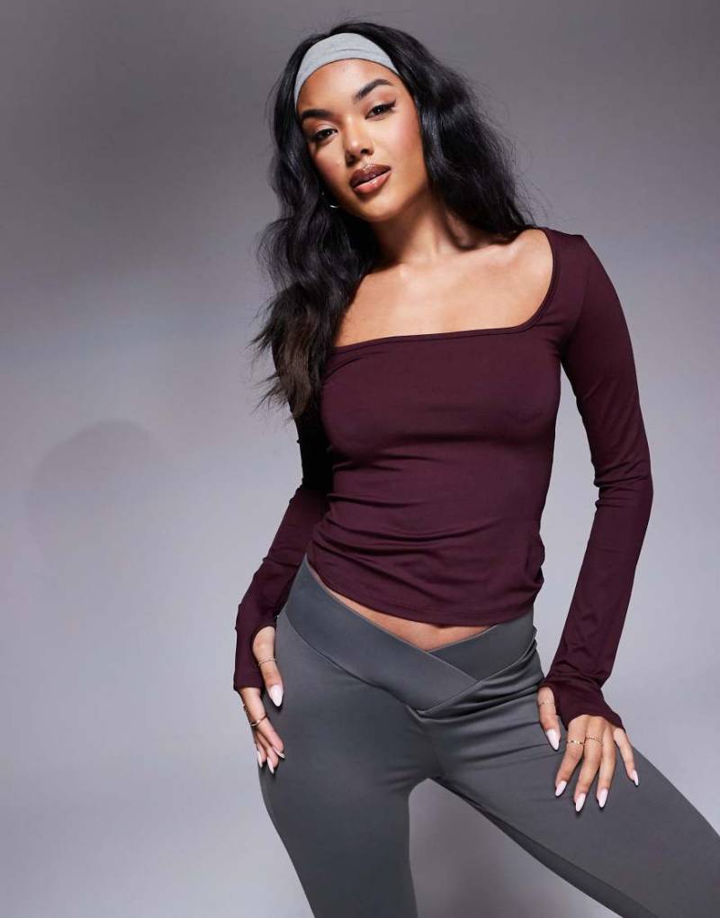 ASOS DESIGN - Oberteil in Pflaume aus Polyamid mit eckigem Ausschnitt und Daumenlöchern-Rot von ASOS DESIGN