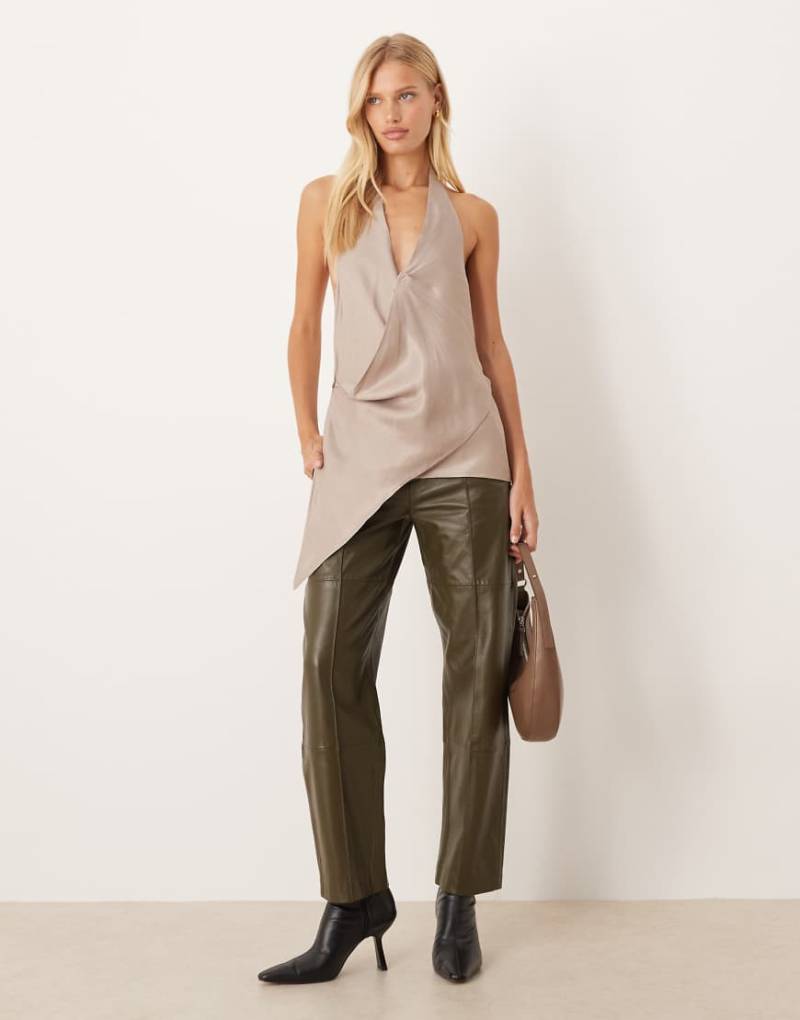 ASOS DESIGN - Oberteil in Pilzbraun mit drapiertem Satin-Schal am Ausschnitt-Brown von ASOS DESIGN