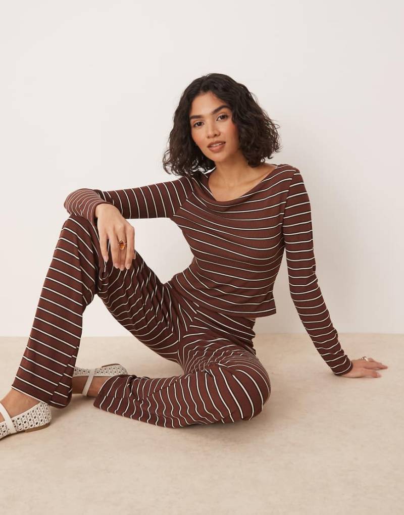 ASOS DESIGN - Oberteil in Schokobraun gestreift mit U-Boot-Ausschnitt, Kombiteil-Bunt von ASOS DESIGN