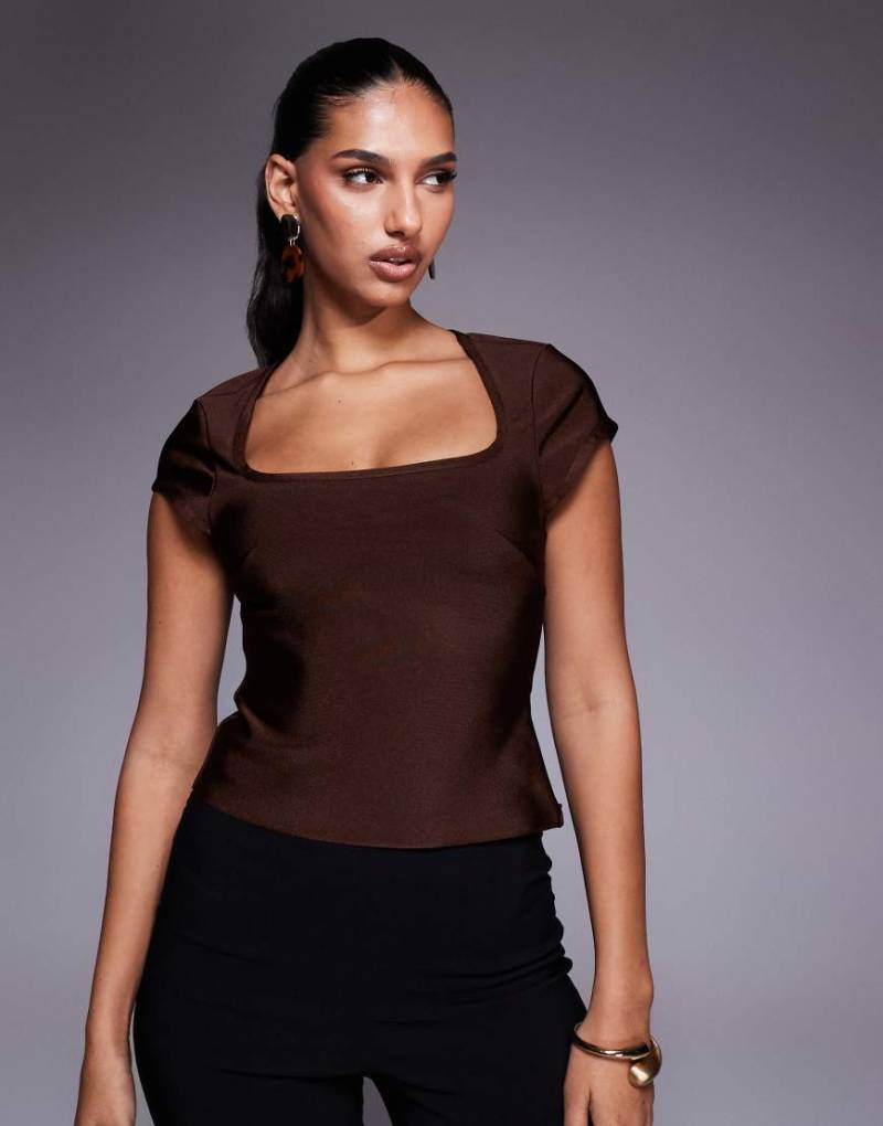 ASOS DESIGN - Oberteil in Schokobraun mit Bandagen-Design, eckigem Ausschnitt und Kappärmeln-Brown von ASOS DESIGN