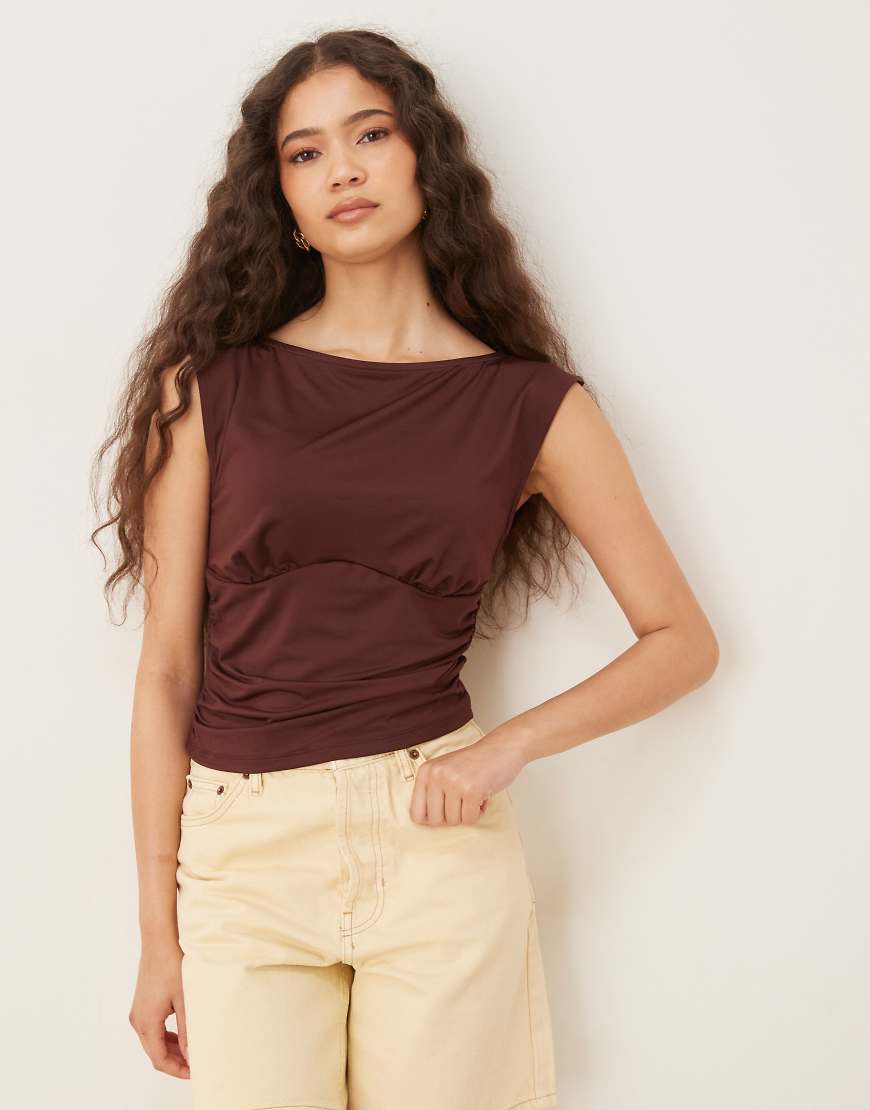 ASOS DESIGN - Oberteil in Schokobraun mit U-Boot-Ausschnitt und Unterbrustnaht ASOS DESIGN - Oberteil in Schokobraun mit U-Boot-Ausschnitt und Unterbrustnaht von ASOS DESIGN