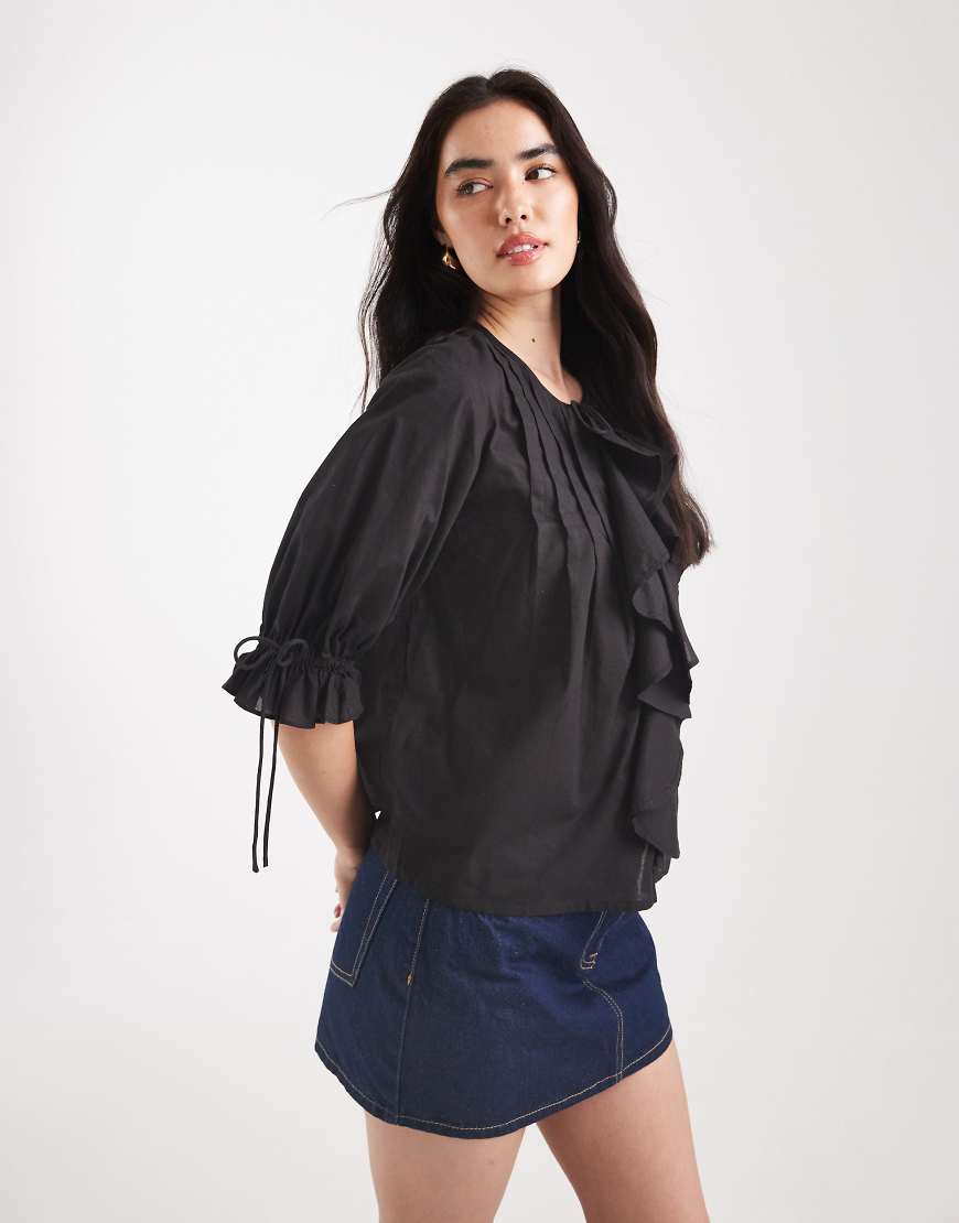 ASOS DESIGN - Oberteil in Schwarz mit Zierfalten, Rüschen und Bindedetails vorne von ASOS DESIGN