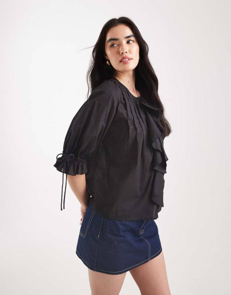 ASOS DESIGN - Oberteil in Schwarz mit Zierfalten, Rüschen und Bindedetails vorne von ASOS DESIGN