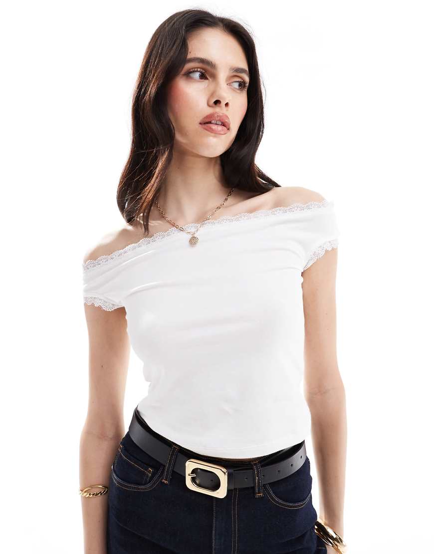 ASOS DESIGN - Oberteil in Weiß mit Carmen-Ausschnitt und Spitzenborte ASOS DESIGN - Oberteil in Weiß mit Carmen-Ausschnitt und Spitzenborte von ASOS DESIGN