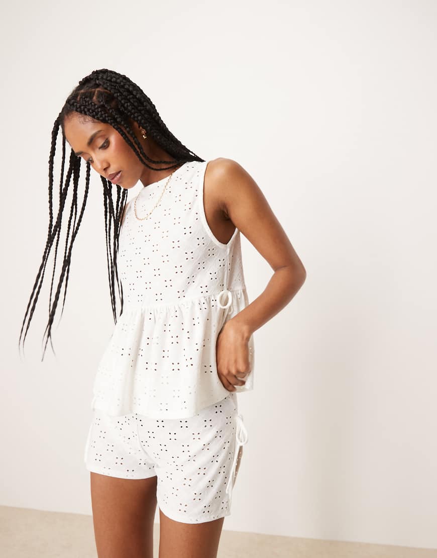 ASOS DESIGN - Oberteil in Weiß mit Lochstickerei und seitlichen Bindebändern, Kombiteil von ASOS DESIGN