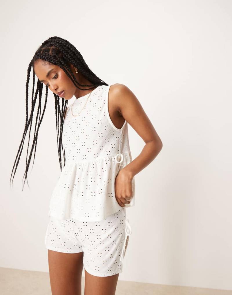 ASOS DESIGN - Oberteil in Weiß mit Lochstickerei und seitlichen Bindebändern, Kombiteil von ASOS DESIGN