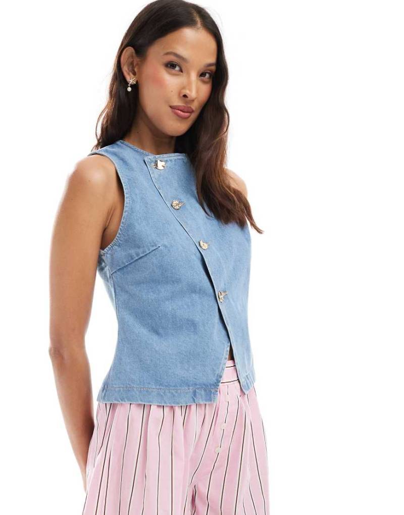 ASOS DESIGN - Oberteil in hellem Mittelblau mit asymmetrisch überkreuzter Vorderseite und goldfarbenen Knöpfen von ASOS DESIGN