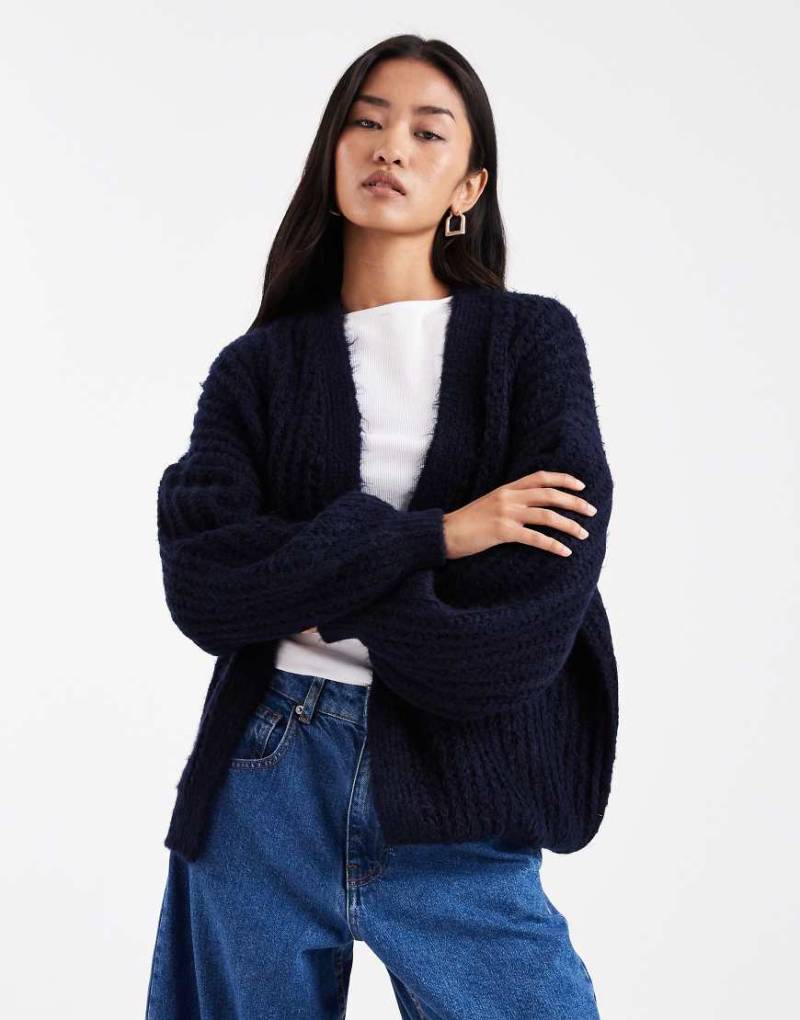 ASOS DESIGN - Offene, flauschige Longline-Strickjacke in Marineblau von ASOS DESIGN