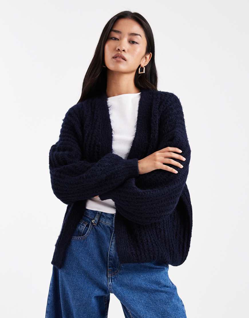 ASOS DESIGN - Offene, flauschige Longline-Strickjacke in Marineblau von ASOS DESIGN
