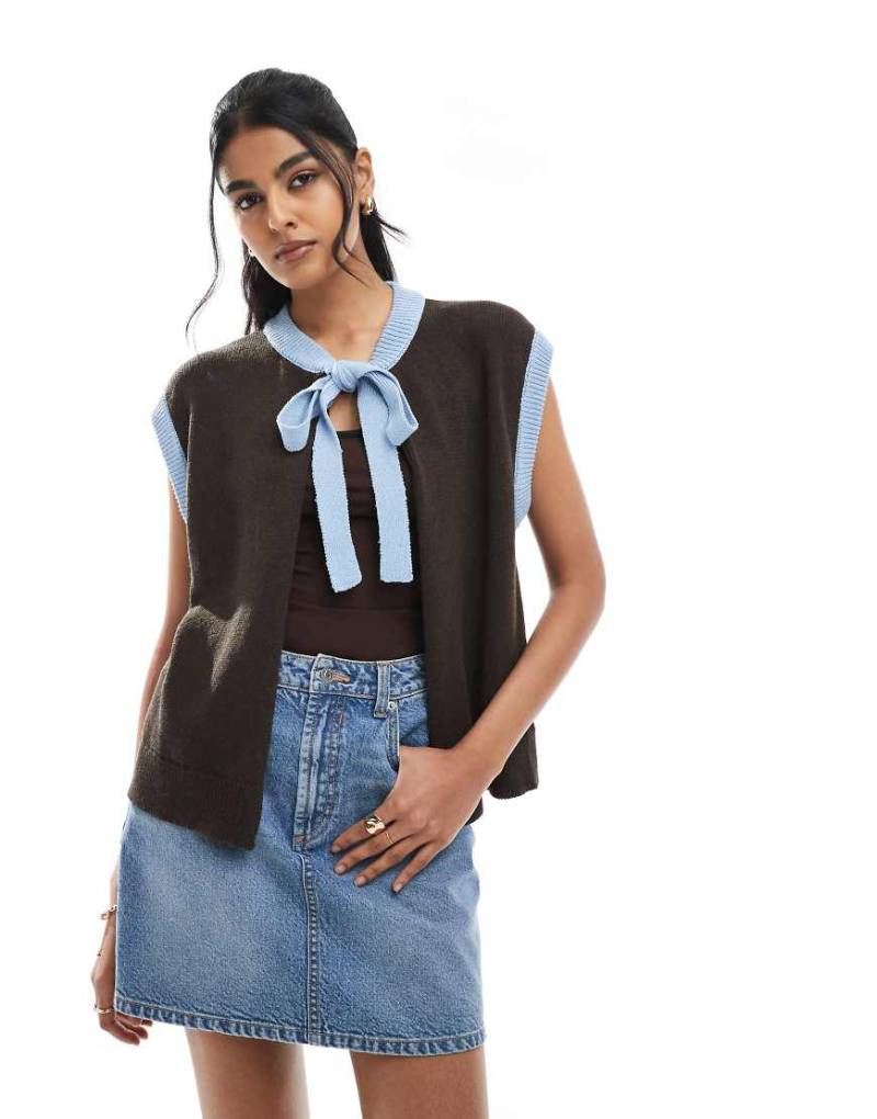 ASOS DESIGN - Offene Strickjacke in Braun mit Schleife am Ausschnitt von ASOS DESIGN