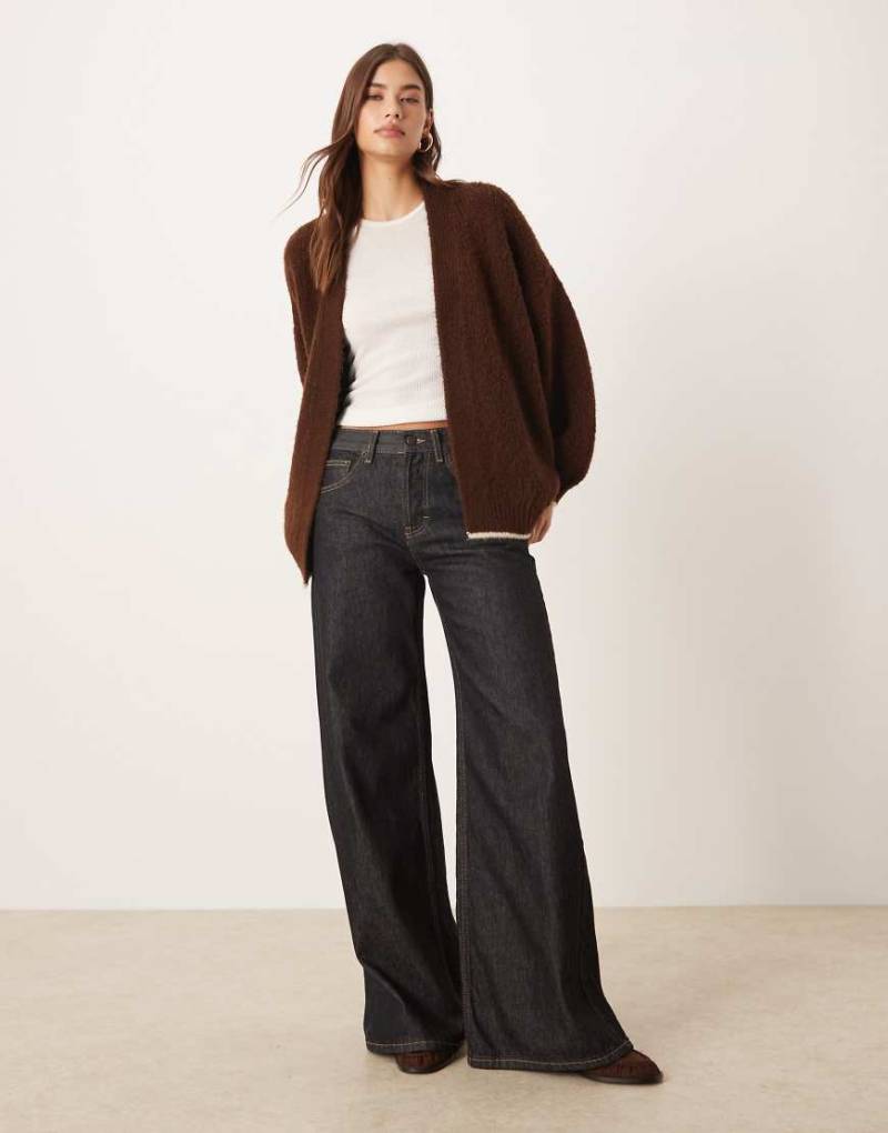 ASOS DESIGN - Offene Strickjacke in Schokobraun mit Zierstreifen-Brown ASOS DESIGN - Offene Strickjacke in Schokobraun mit Zierstreifen-Brown von ASOS DESIGN