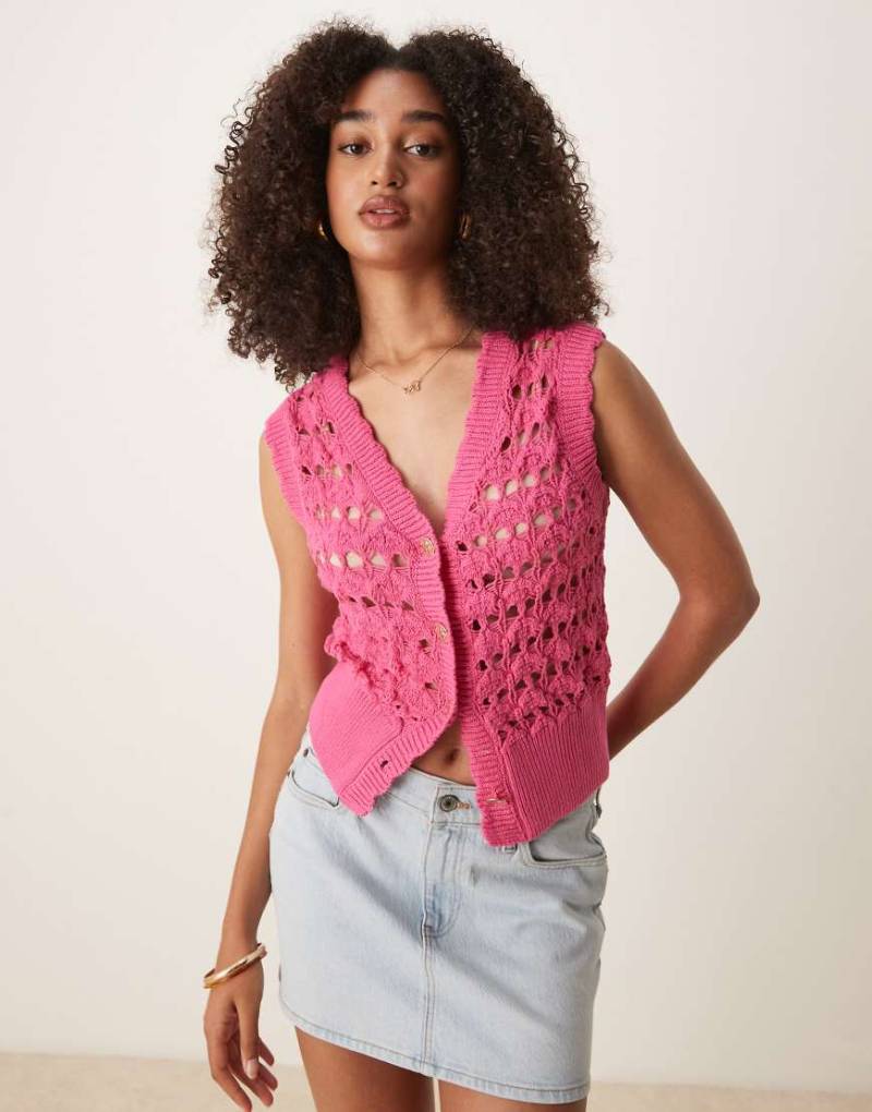 ASOS DESIGN - Weste aus Häkelstrick in Rosa mit Muschelsaum und silberfarbenen Knöpfen von ASOS DESIGN