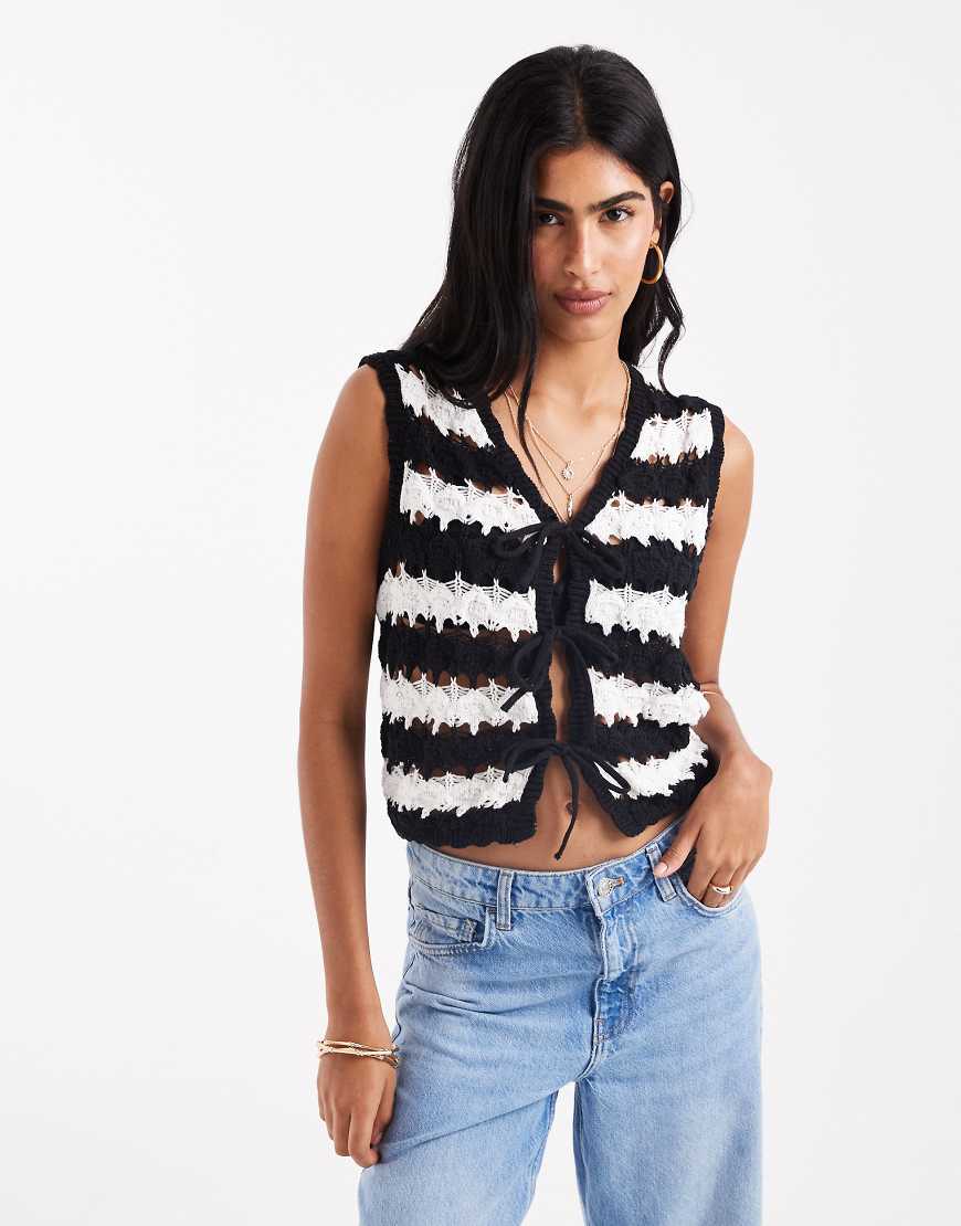 ASOS DESIGN - Vorne gebundene Weste aus Häkelstrick mit Streifen-Bunt von ASOS DESIGN