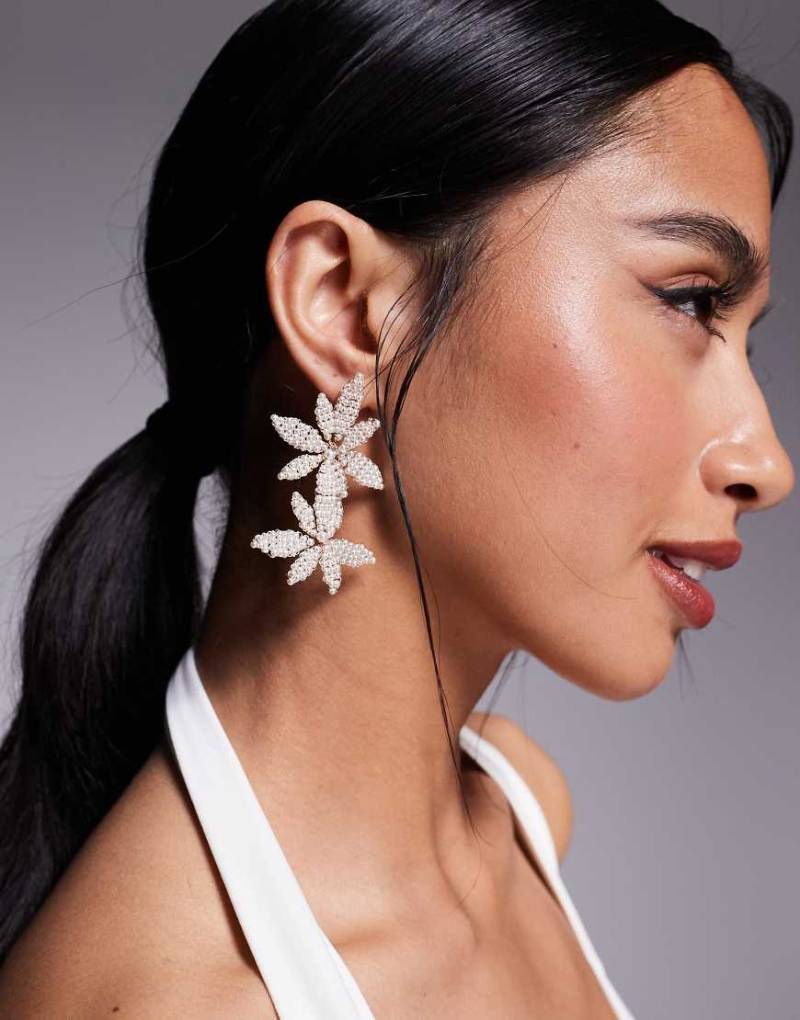ASOS DESIGN - Ohrhänger mit kleinen Kunstperlen und Blumendesign-Weiß von ASOS DESIGN