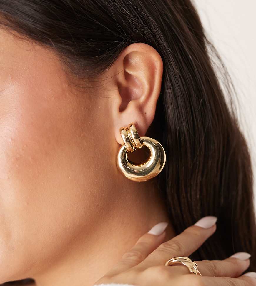 ASOS DESIGN - Ohrringe im Türklopfer-Design mit 14-Karat-Vergoldung-Goldfarben von ASOS DESIGN