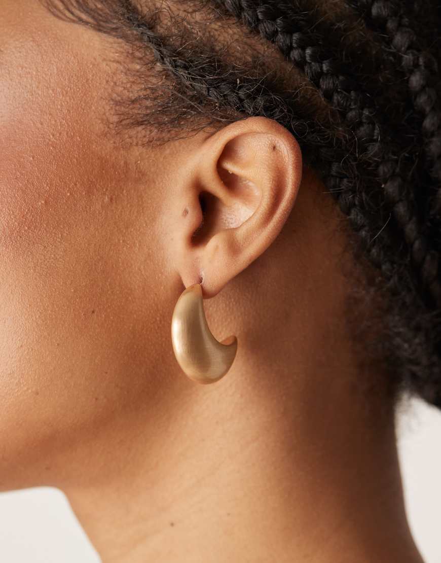 ASOS DESIGN - Ohrringe im klobigen, halboffenen Creolen-Design in gebürsteter Goldoptik-Goldfarben ASOS DESIGN - Ohrringe im klobigen, halboffenen Creolen-Design in gebürsteter Goldoptik-Goldfarben von ASOS DESIGN