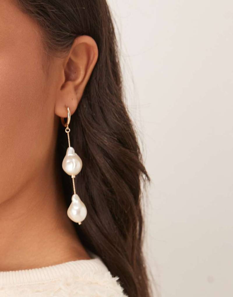 ASOS DESIGN - Ohrringe in Goldoptik mit Kunstperlenanhängern-Goldfarben von ASOS DESIGN