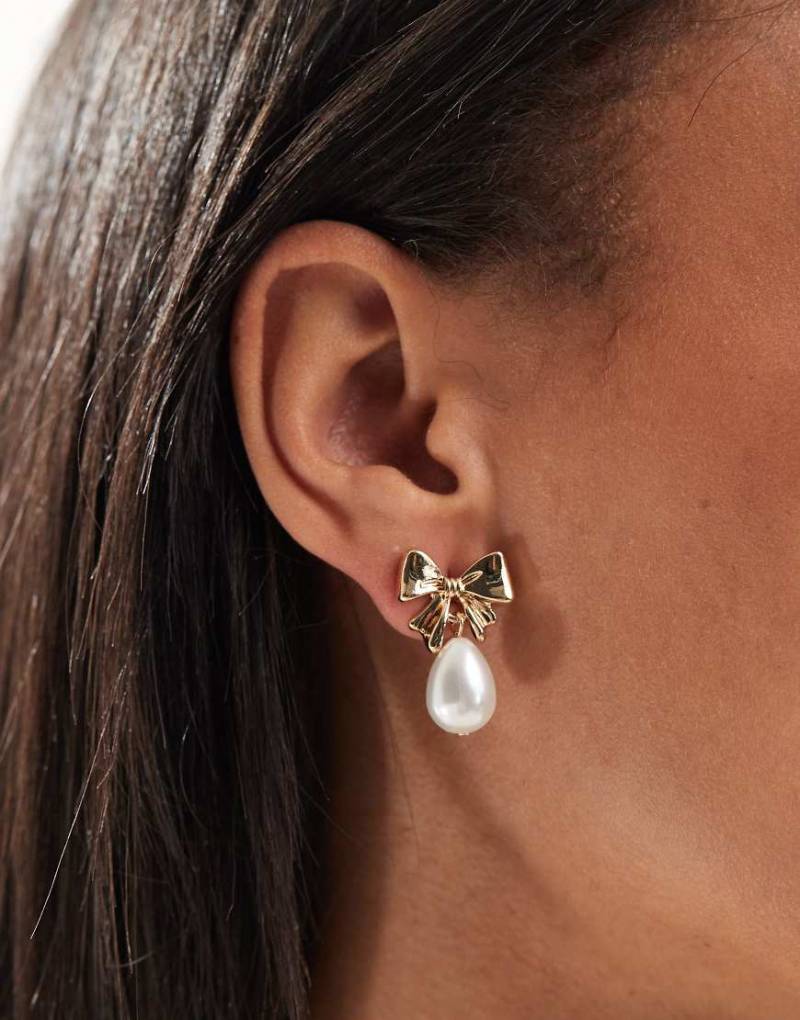 ASOS DESIGN - Ohrringe in Goldoptik mit kleiner Schleife und Kunstperlenanhänger-Goldfarben von ASOS DESIGN