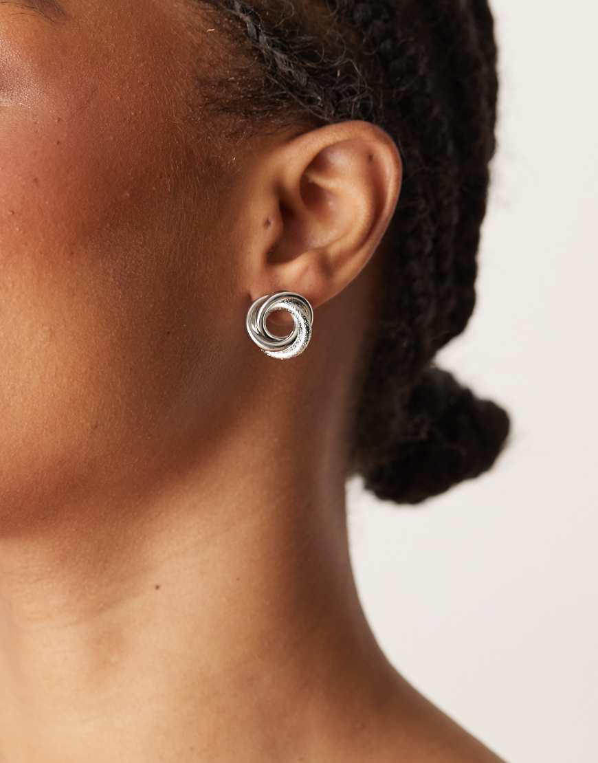 ASOS DESIGN - Ohrringe in Silberoptik mit Knotendesign von ASOS DESIGN