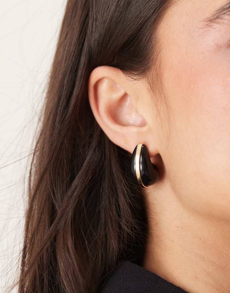 ASOS DESIGN - Ohrringe in Tropfenform aus Kunstharz in Schwarz-Goldfarben von ASOS DESIGN