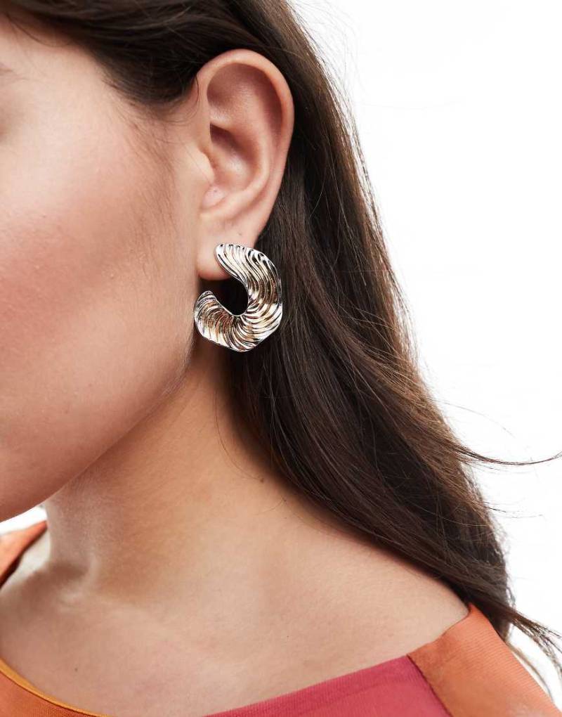 ASOS DESIGN - Ohrstecker aus Metallmix mit buntem Rillendesign-Goldfarben von ASOS DESIGN