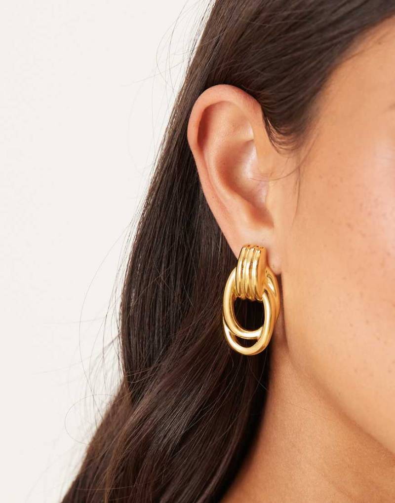 ASOS DESIGN - Ohrstecker aus wasserfestem Edelstahl in Gold-Optik mit Türklopfer-Design-Goldfarben von ASOS DESIGN