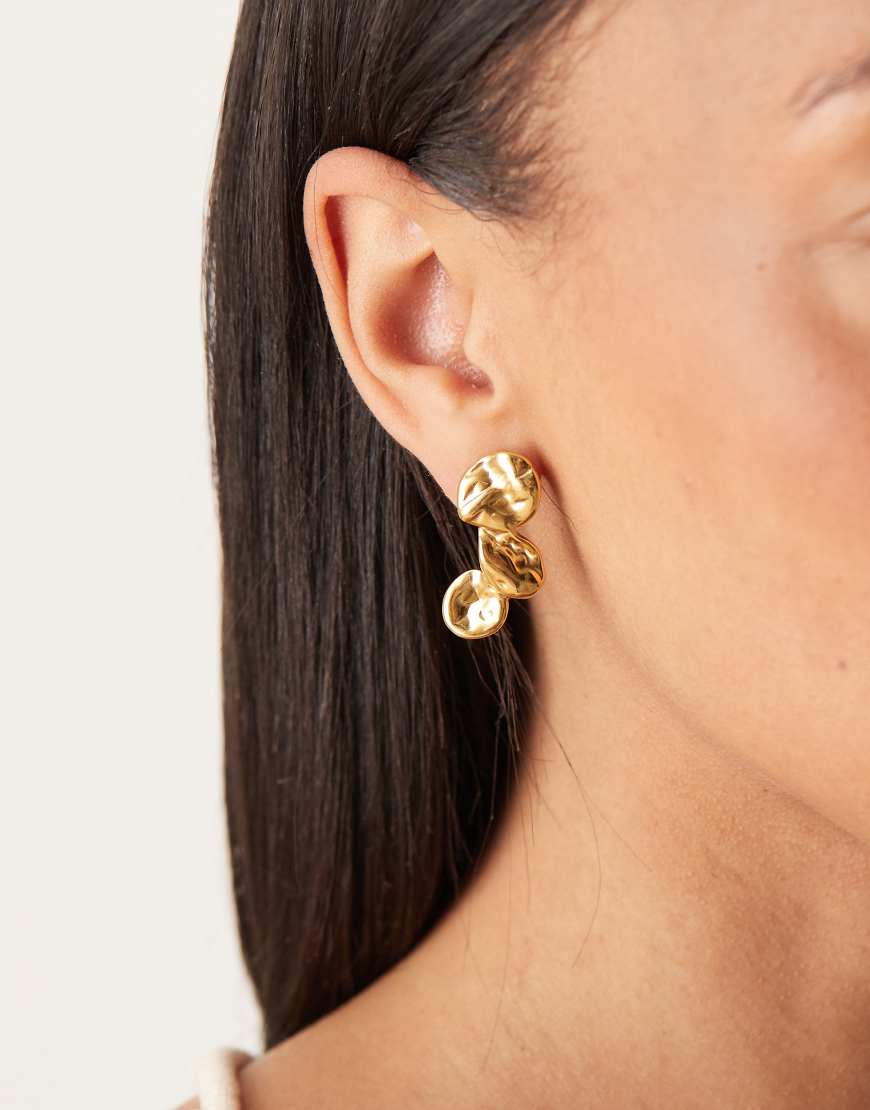 ASOS DESIGN - Ohrstecker aus wasserfestem Edelstahl in Goldoptik mit geschmolzenem Design-Goldfarben ASOS DESIGN - Ohrstecker aus wasserfestem Edelstahl in Goldoptik mit geschmolzenem Design-Goldfarben von ASOS DESIGN