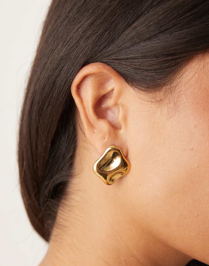 ASOS DESIGN - Ohrstecker aus wasserfestem Edelstahl in Goldoptik mit geschmolzenem Design-Goldfarben von ASOS DESIGN