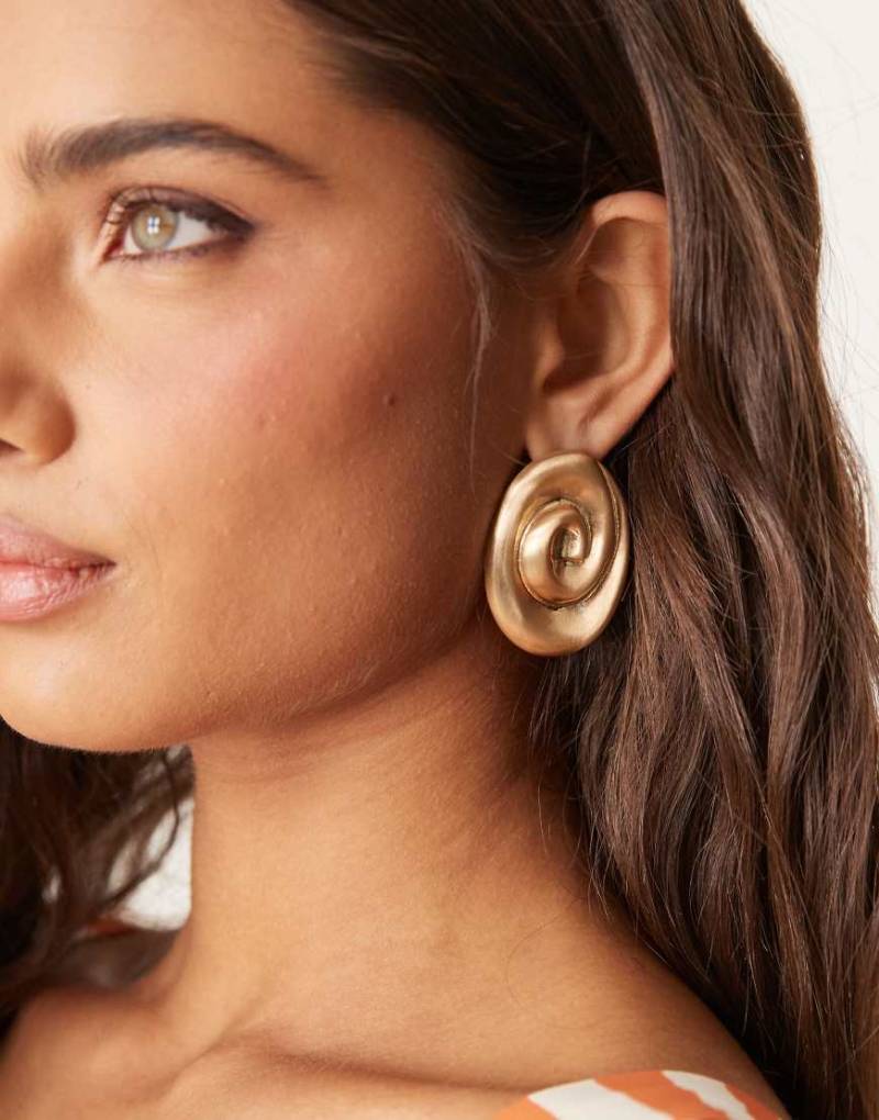 ASOS DESIGN - Ohrstecker im Wirbeldesign in gebürsteter Goldoptik-Goldfarben von ASOS DESIGN