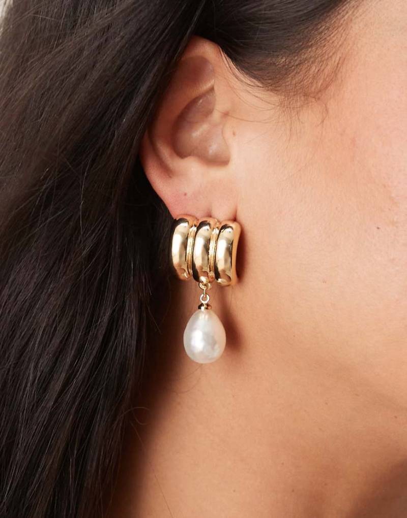 ASOS DESIGN - Ohrstecker in Gold-Optik mit dreireihigem Design und Kunstperlen-Anhänger-Goldfarben von ASOS DESIGN