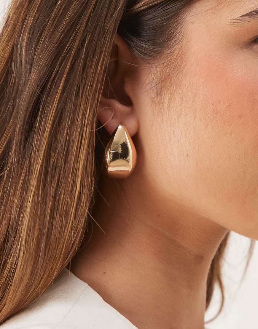 ASOS DESIGN - Ohrstecker in Gold mit Oversize-Anhänger-Goldfarben ASOS DESIGN - Ohrstecker in Gold mit Oversize-Anhänger-Goldfarben von ASOS DESIGN