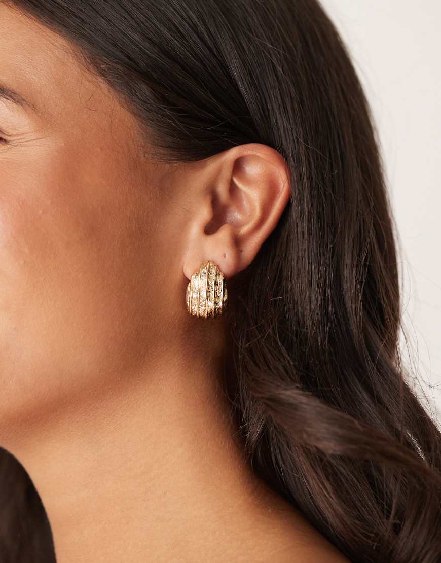 ASOS DESIGN - Ohrstecker in Gold mit Tropfendesign mit Struktur-Goldfarben von ASOS DESIGN
