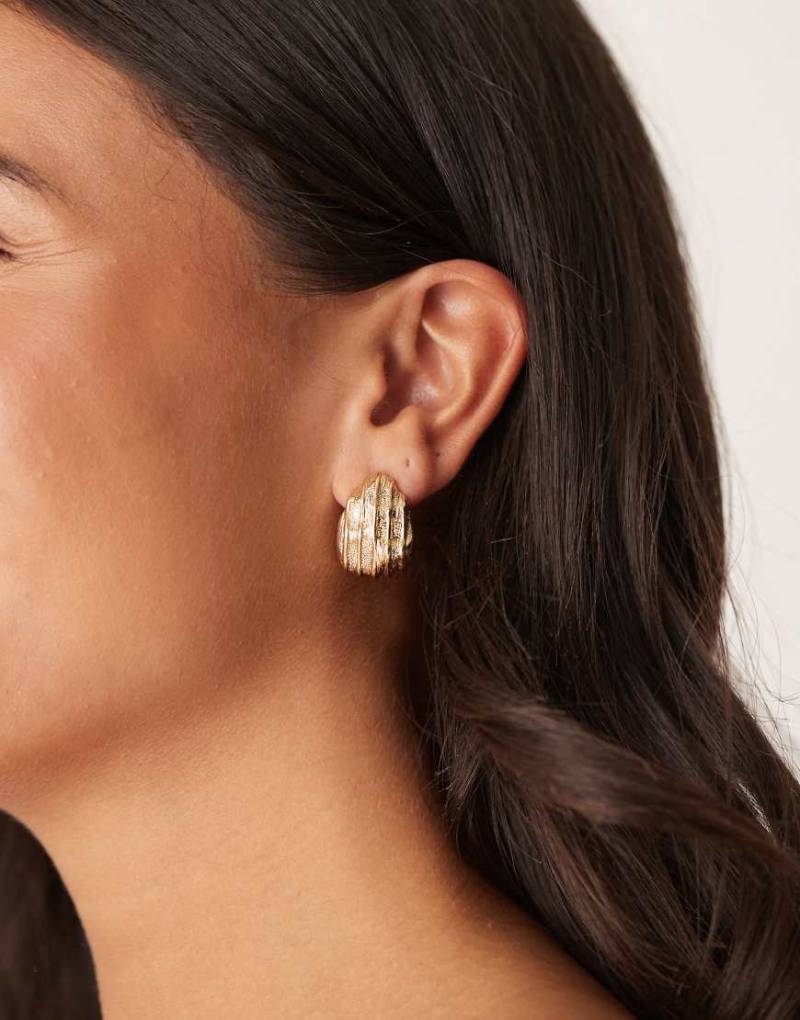 ASOS DESIGN - Ohrstecker in Gold mit Tropfendesign mit Struktur-Goldfarben von ASOS DESIGN