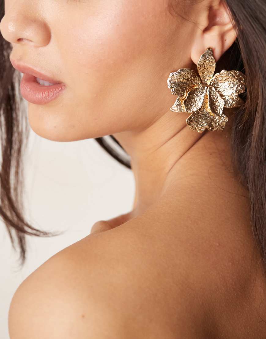 ASOS DESIGN - Ohrstecker in Goldoptik im gehämmertem Blumendetail-Goldfarben von ASOS DESIGN