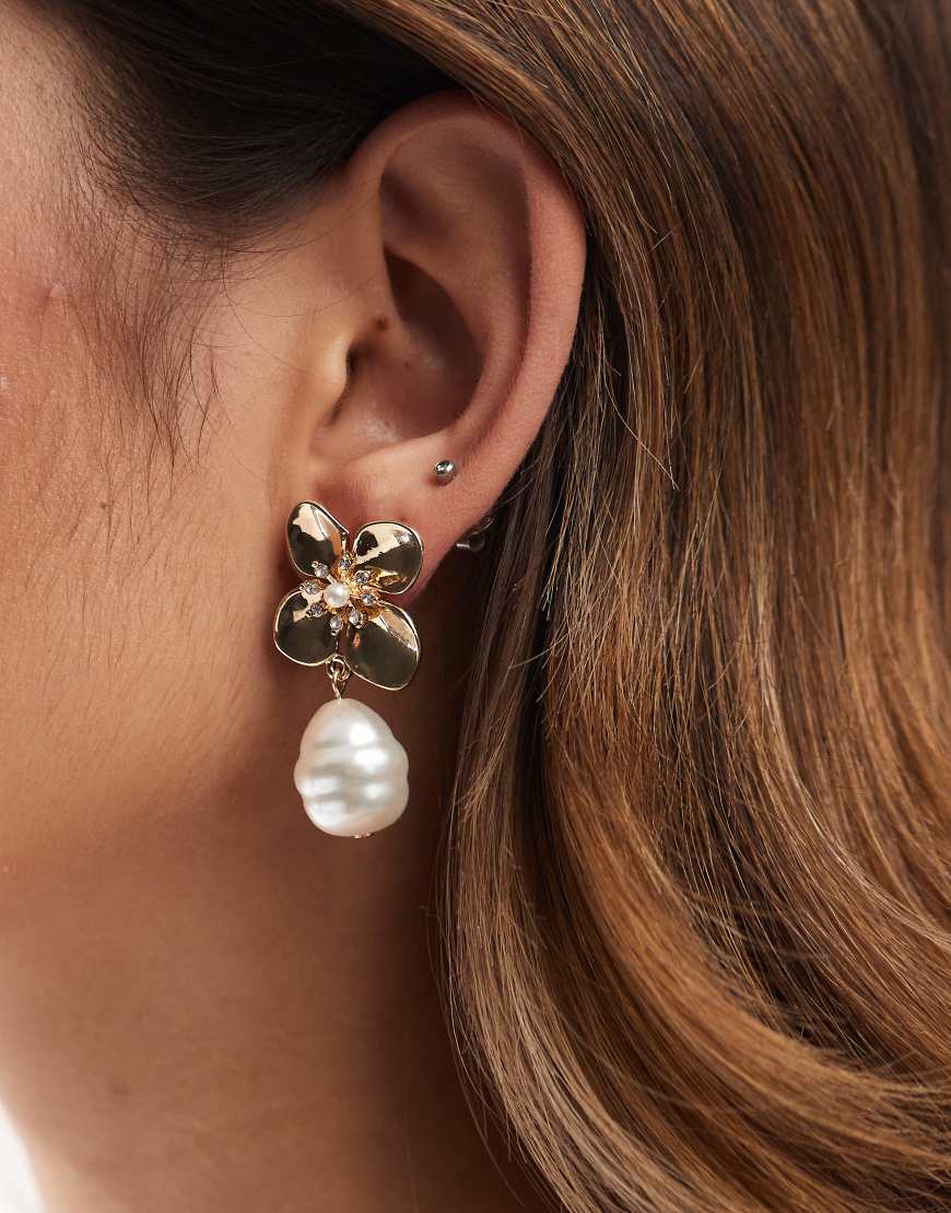 ASOS DESIGN - Ohrstecker in Goldoptik mit Blütendesign und Perlen-Goldfarben von ASOS DESIGN