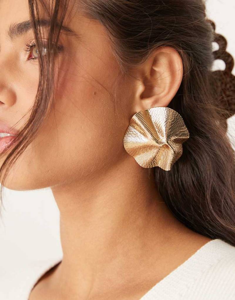 ASOS DESIGN - Ohrstecker in Goldoptik mit abstraktem strukturiertem Detail-Goldfarben von ASOS DESIGN