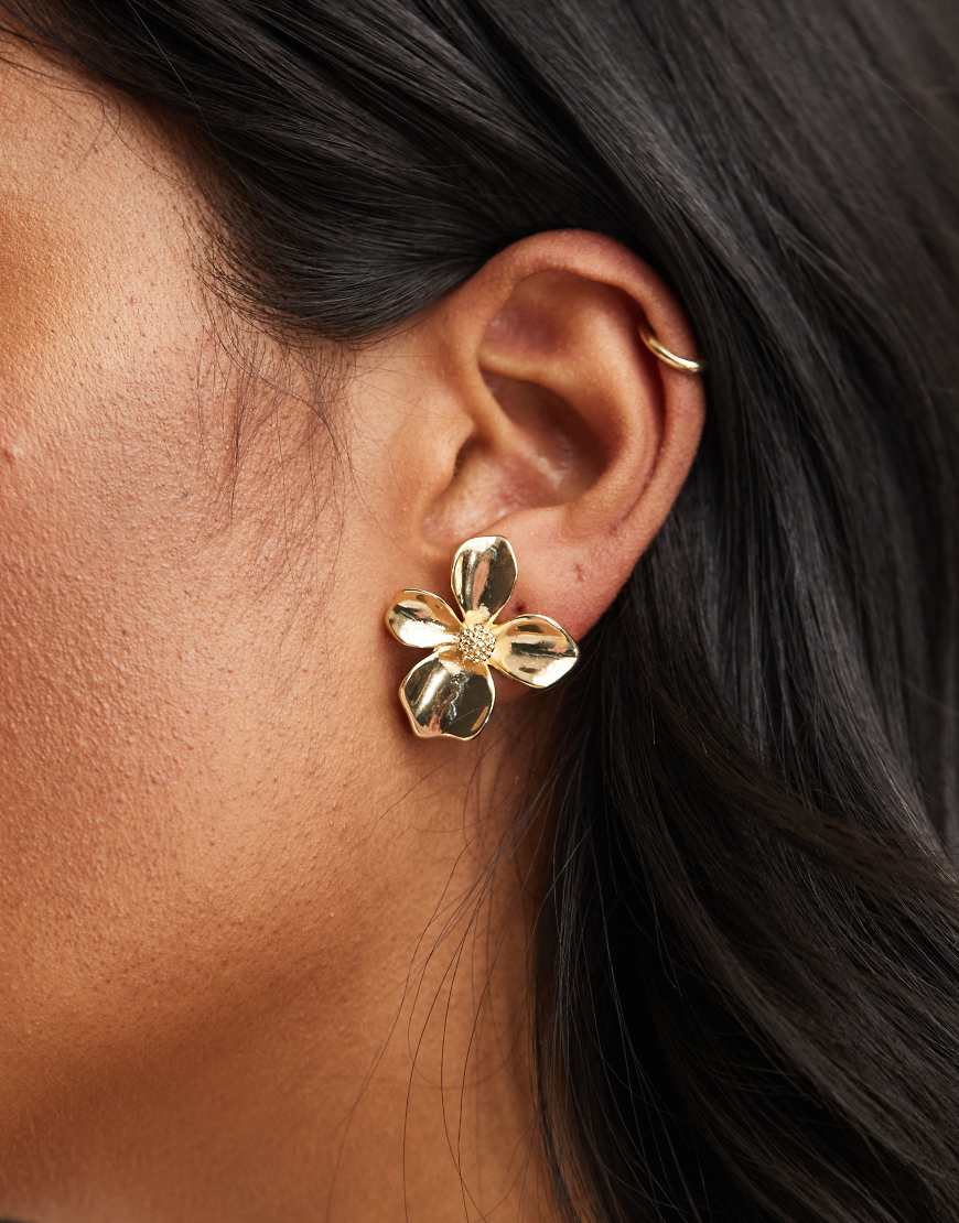 ASOS DESIGN - Ohrstecker in Goldoptik mit kleinem Blumen-Design-Goldfarben von ASOS DESIGN