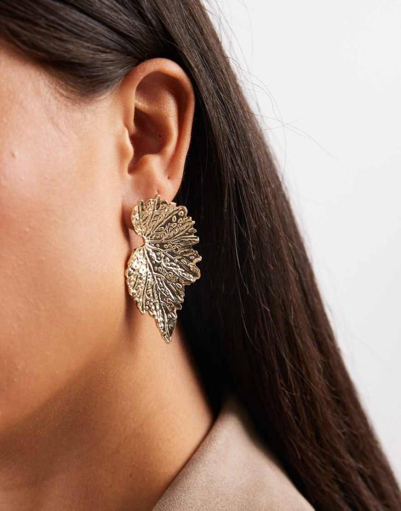 ASOS DESIGN - Ohrstecker in Goldoptik mit strukturiertem Blatt-Design-Goldfarben von ASOS DESIGN