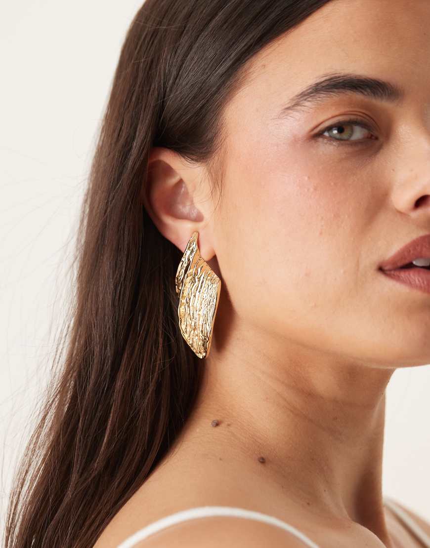 ASOS DESIGN - Ohrstecker in Goldoptik mit strukturiertem Blattdesign-Goldfarben von ASOS DESIGN