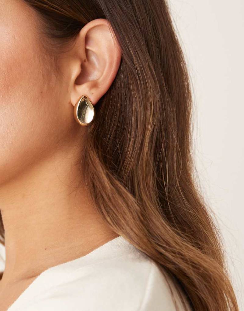 ASOS DESIGN - Ohrstecker in Goldoptik mit tropfenförmigem Design-Goldfarben von ASOS DESIGN