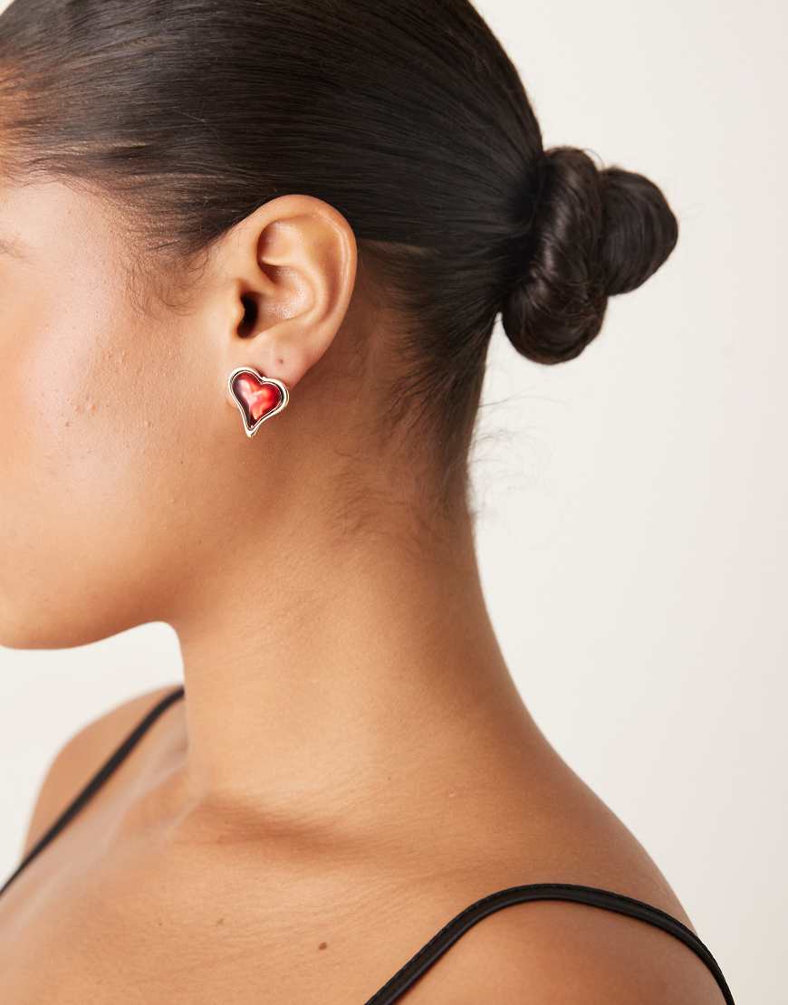 ASOS DESIGN - Ohrstecker in Rot mit Herzdesign von ASOS DESIGN