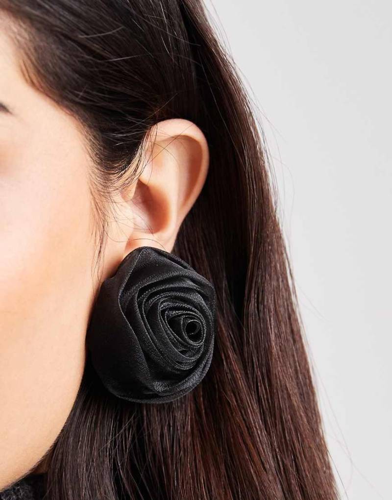 ASOS DESIGN - Ohrstecker in Schwarz mit Ansteckblumendesign von ASOS DESIGN