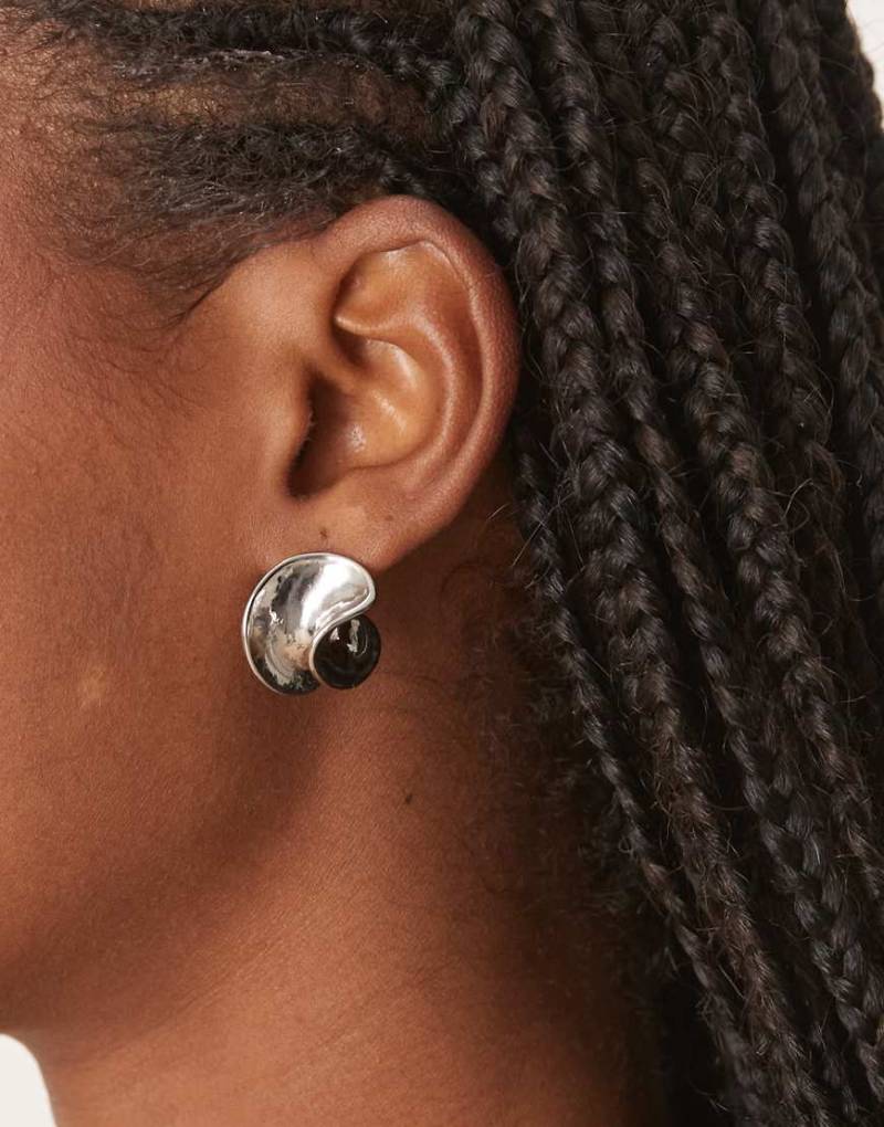ASOS DESIGN - Ohrstecker in Silber-Optik mit abstraktem Design von ASOS DESIGN