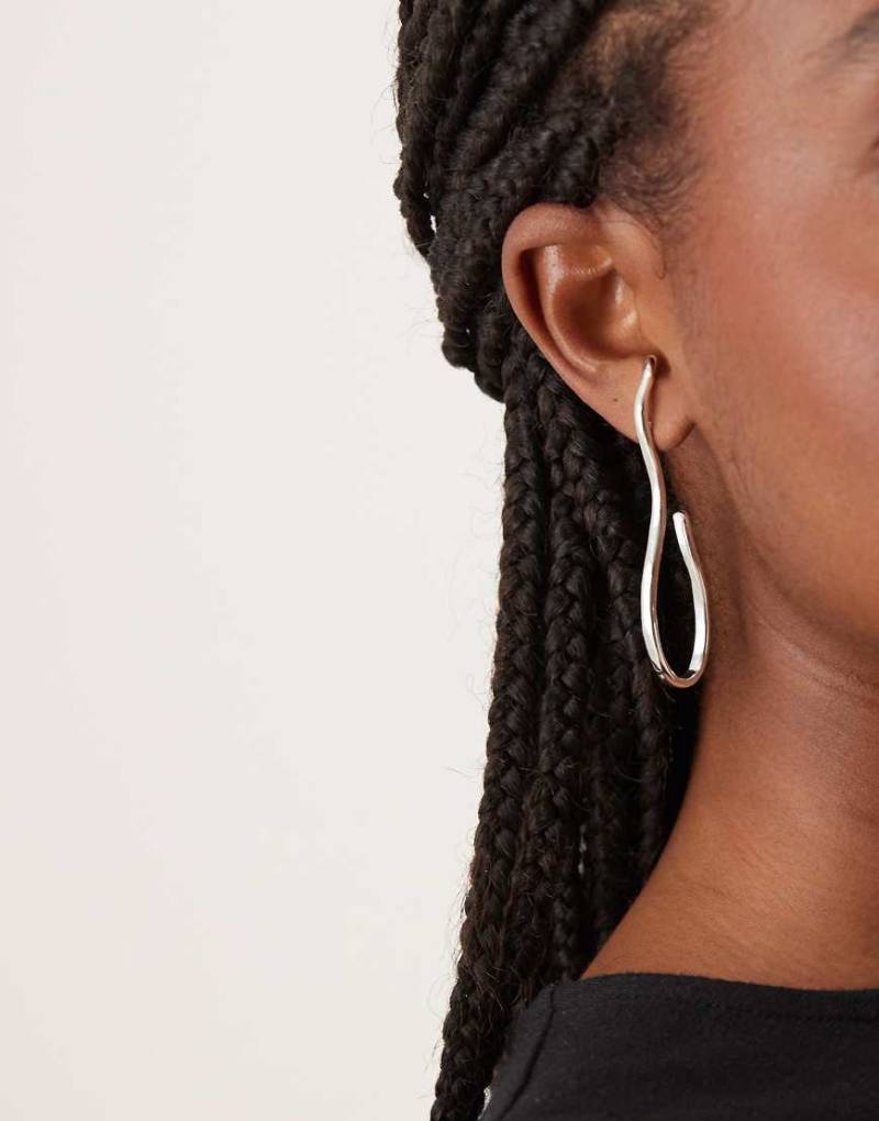 ASOS DESIGN - Ohrstecker in Silber mit Anhänger-Design in abstrakter Wirbel-Optik von ASOS DESIGN