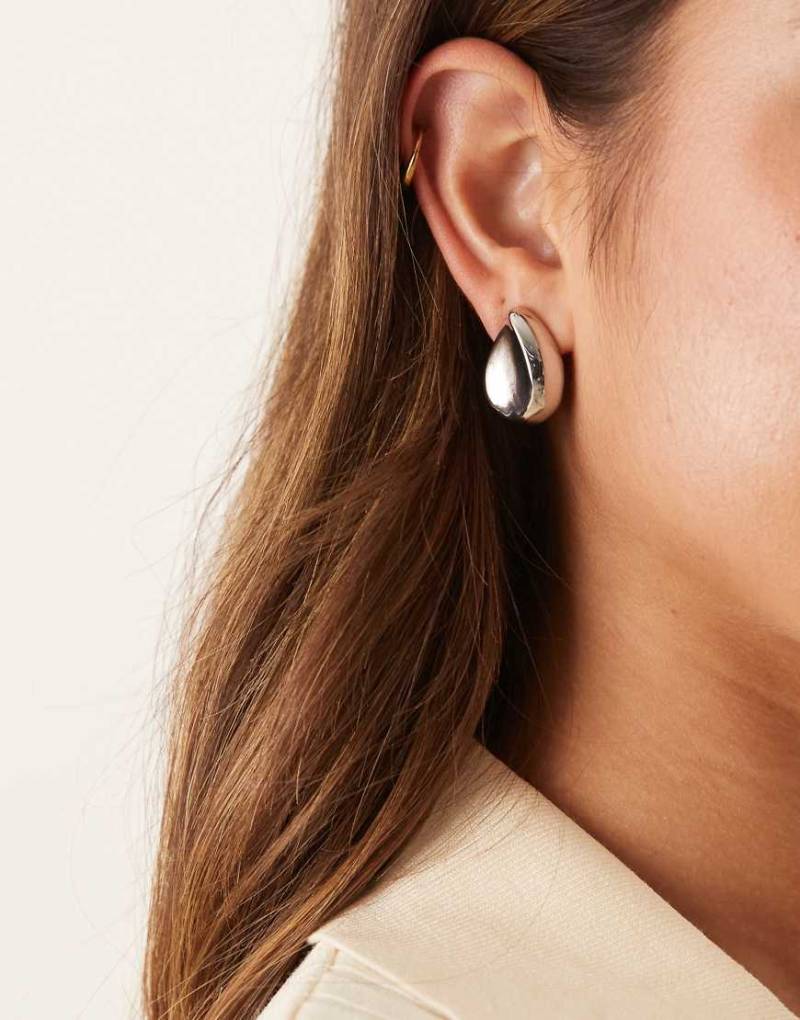 ASOS DESIGN - Ohrstecker in Silberoptik mit tropfenförmigem Design von ASOS DESIGN