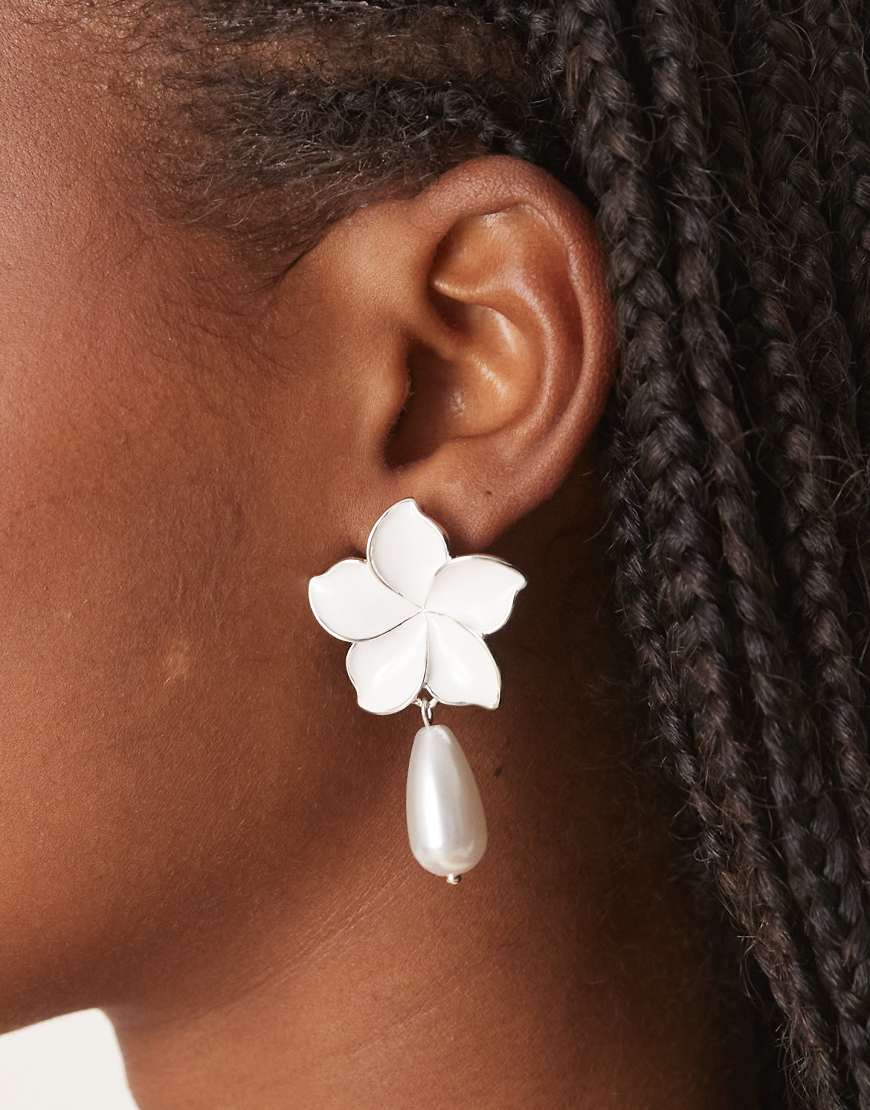 ASOS DESIGN - Ohrstecker in Weiß mit Blumendesign und Kunstperlen-Anhänger von ASOS DESIGN