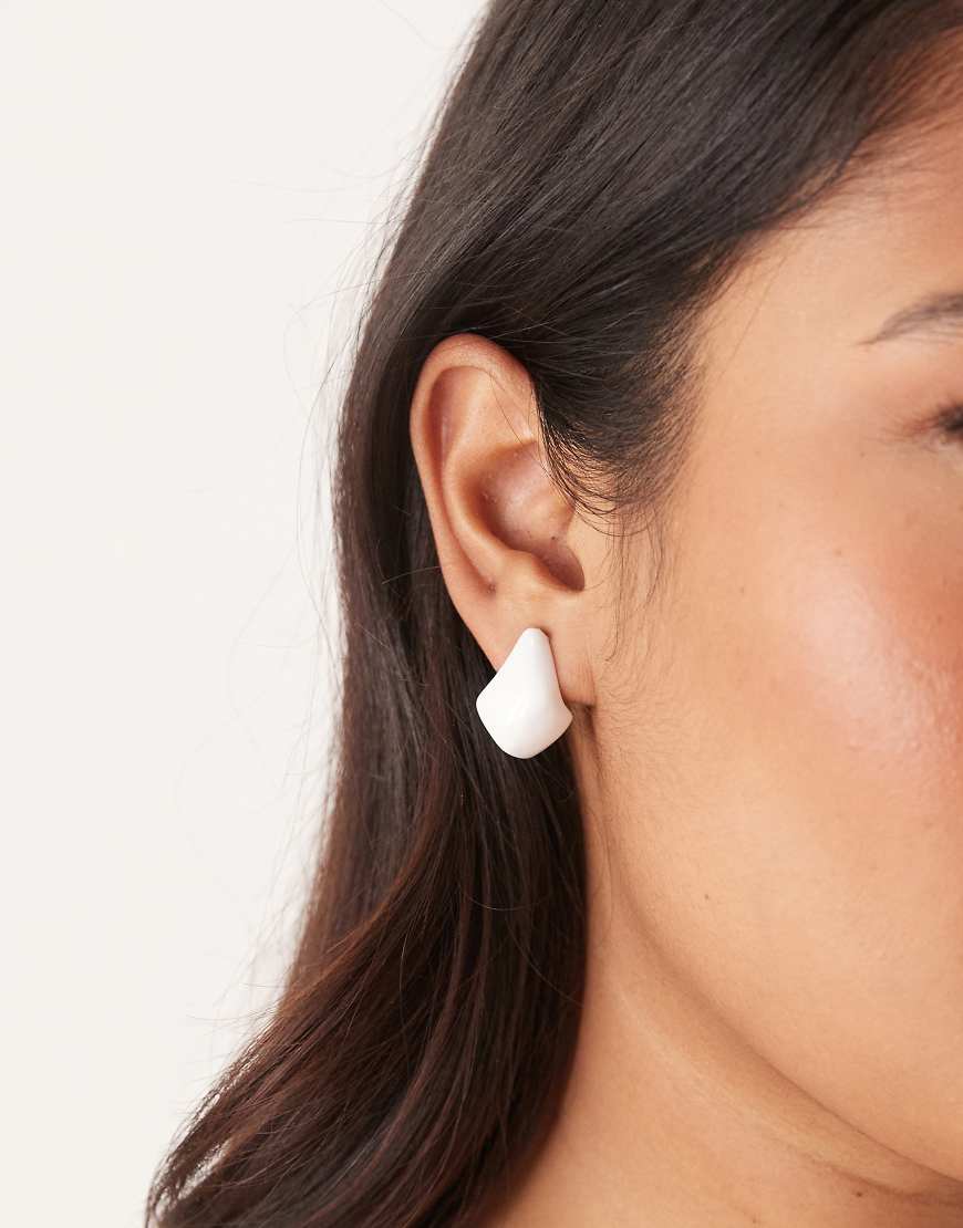 ASOS DESIGN - Ohrstecker in Weiß mit geschmolzenem Design von ASOS DESIGN