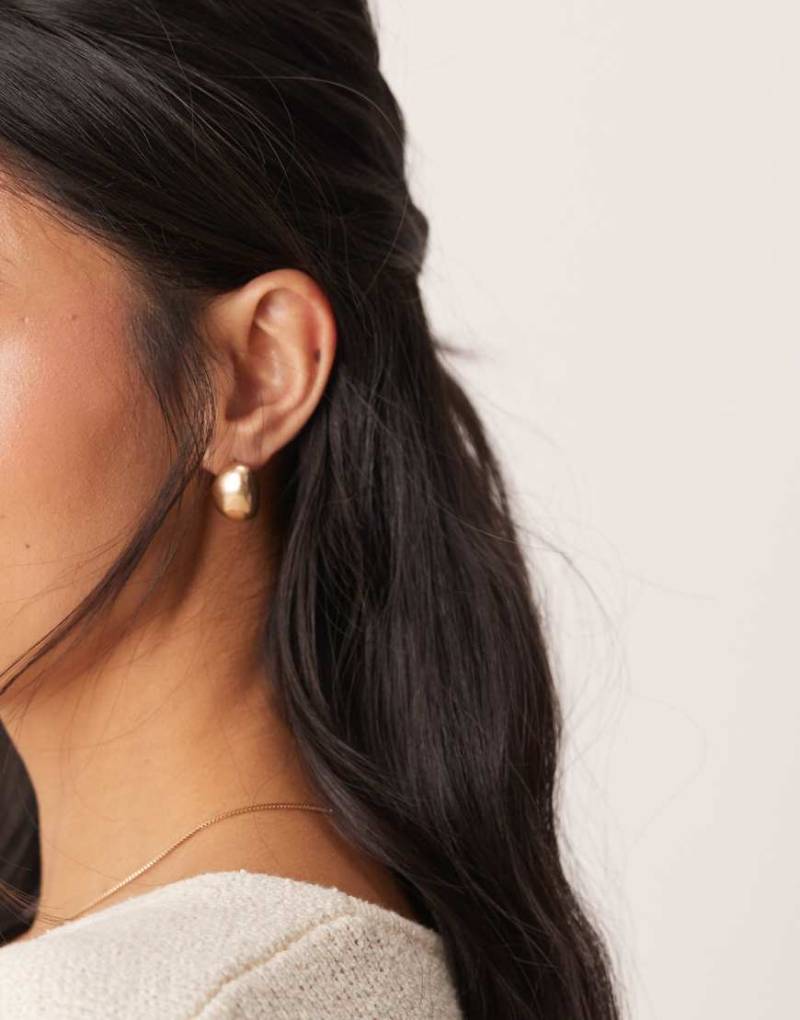 ASOS DESIGN - Ohrstecker in gebürsteter Goldoptik mit kleinem, kuppelfömigem Besatz-Goldfarben von ASOS DESIGN